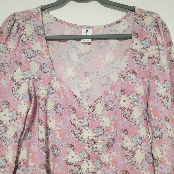 NWT Abound pink cinched front floral top in fade to flower haze - Picture 5 of 6